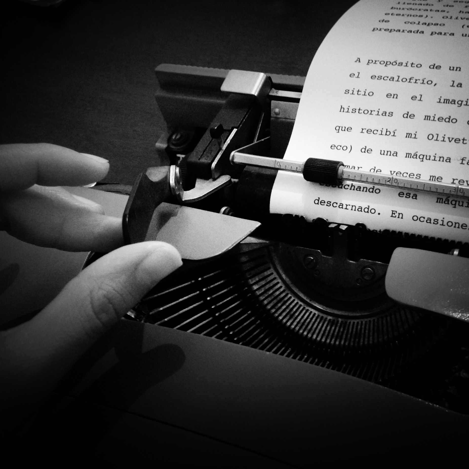Resultado de imagen para Una maquina de escribir con manos